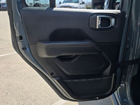 Used 2025 Jeep Wrangler Unlimited Sahara image 27