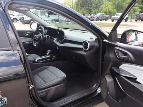 Used 2025 Chevrolet Trax LT w/ LT Convenience Package FWD image 29