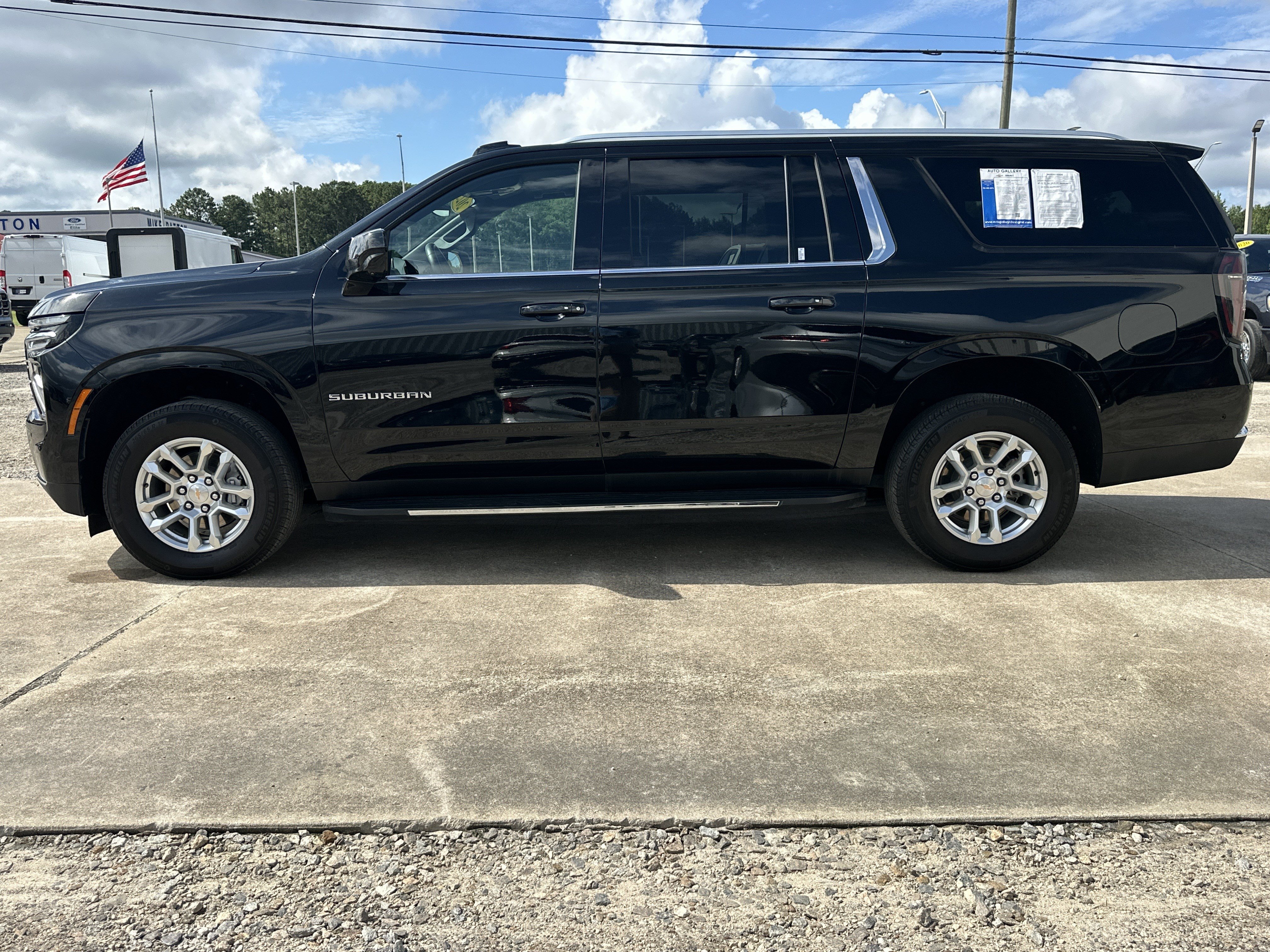 Certified 2025 Chevrolet Suburban LT RWD image 9