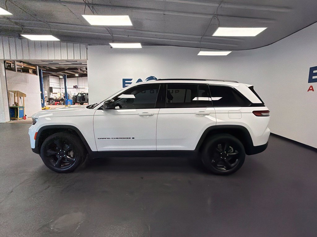 Used 2023 Jeep Grand Cherokee Limited w/ Black Appearance Package AWD/4WD image 5
