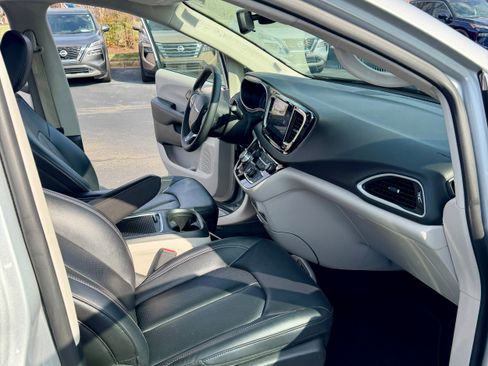 Used 2024 Chrysler Pacifica Touring-L image 9