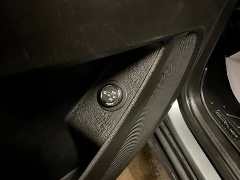 Used 2020 Chevrolet Traverse LT image 29