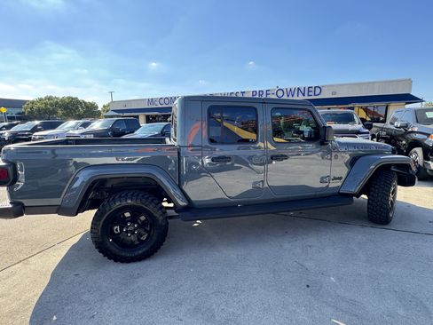 Used 2025 Jeep Gladiator Sport image 6