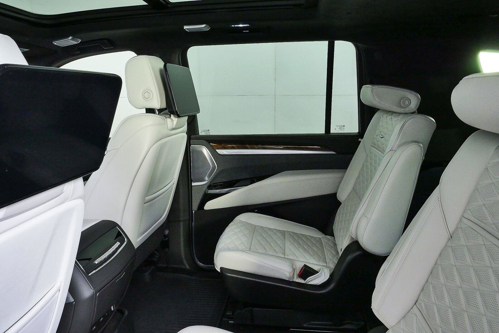 Used 2026 Cadillac Escalade ESV Platinum Sport w/ LPO, ONYX Package AWD/4WD image 18