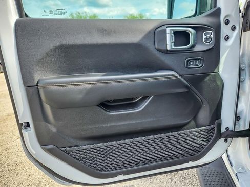 Used 2025 Jeep Wrangler Unlimited Sahara AWD/4WD image 18