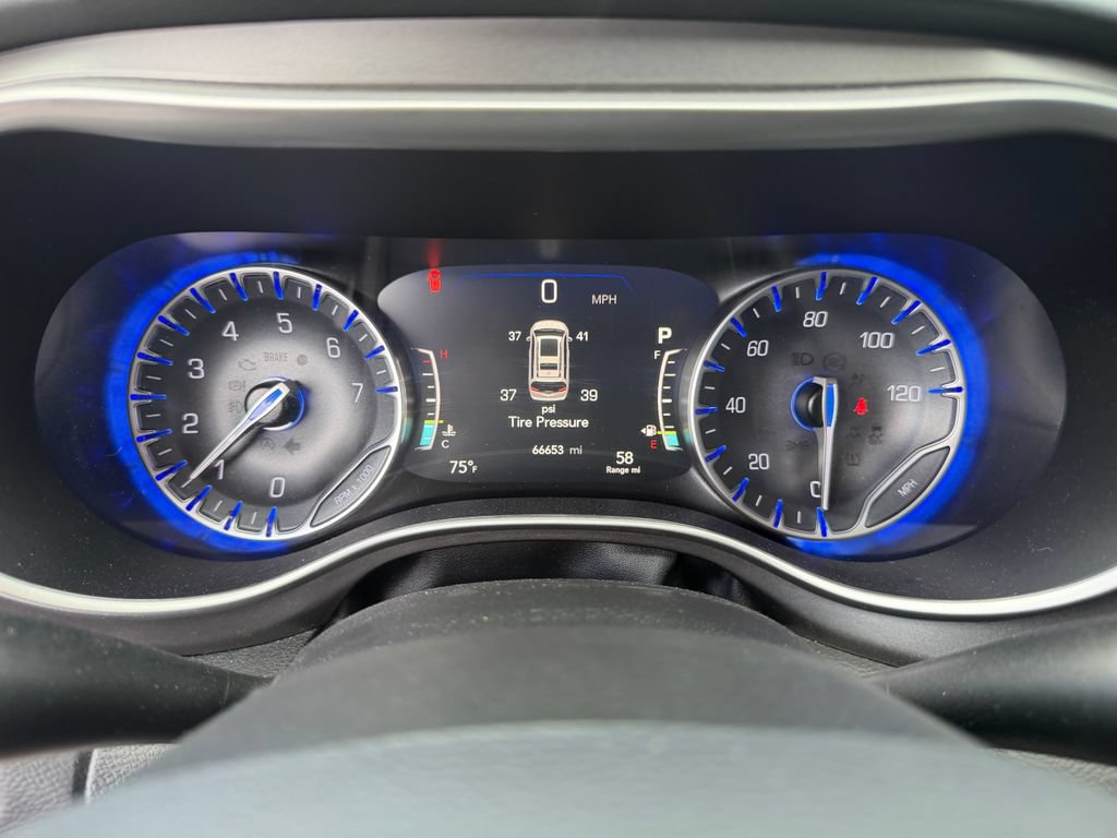 Used 2023 Chrysler Pacifica Touring-L FWD image 27