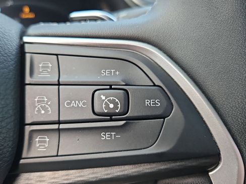 Used 2024 Jeep Grand Cherokee Laredo image 21