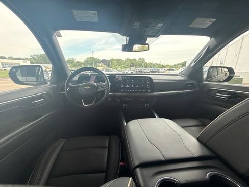 Used 2025 Chevrolet Suburban Premier AWD/4WD image 34