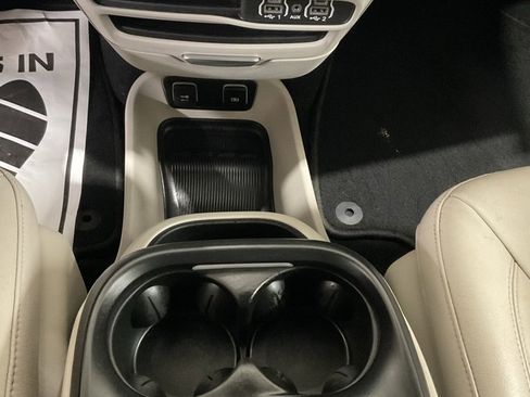 Used 2021 Chrysler Pacifica Touring-L image 21