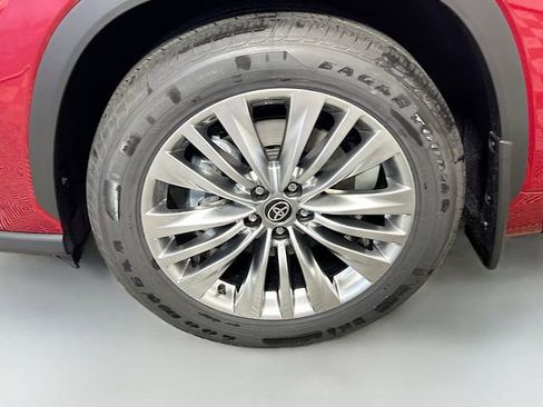 New 2026 Toyota Highlander Platinum AWD/4WD image 11