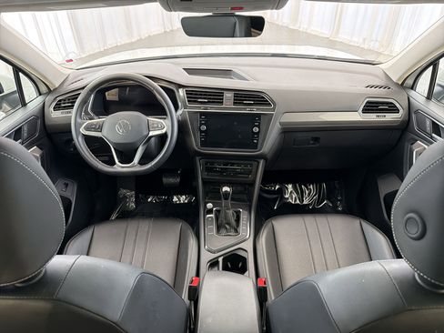Used 2024 Volkswagen Tiguan SE w/ Panoramic Sunroof Package image 17