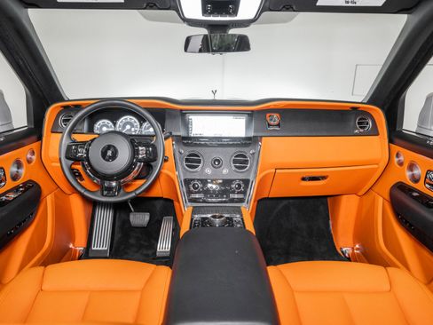 Used 2022 Rolls-Royce Cullinan w/ Dark Exterior Package image 34