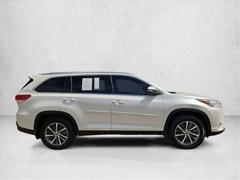 Used 2019 Toyota Highlander XLE AWD/4WD image 4