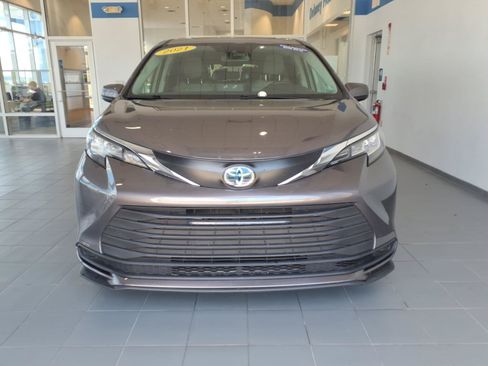 Used 2021 Toyota Sienna LE w/ LE Plus Package FWD image 2