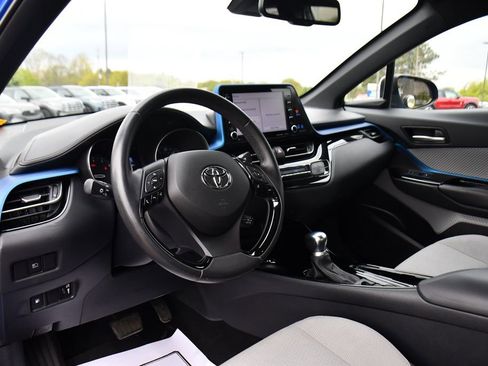 Used 2019 Toyota C-HR XLE FWD image 11