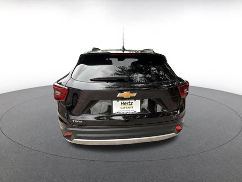 Used 2025 Chevrolet Trax LT FWD image 6