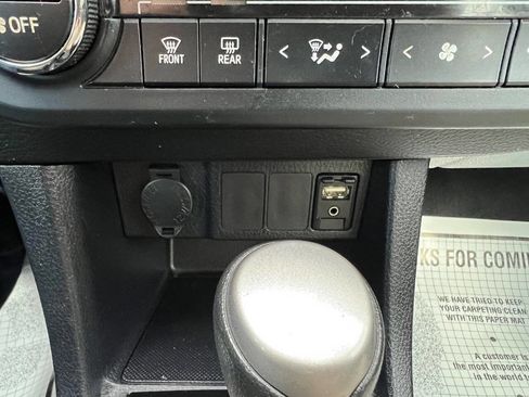 Used 2014 Toyota Corolla LE image 29