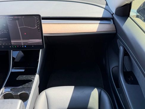 Used 2020 Tesla Model 3 Standard Range Plus RWD image 9