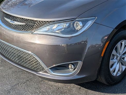 Used 2018 Chrysler Pacifica Touring-L Plus image 4