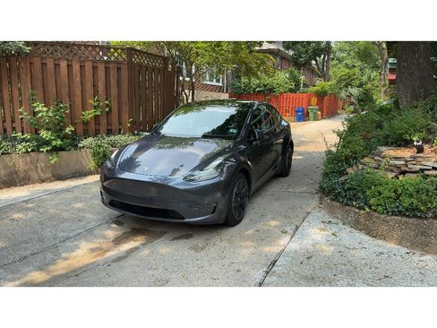 Used 2022 Tesla Model Y Long Range AWD/4WD image 1
