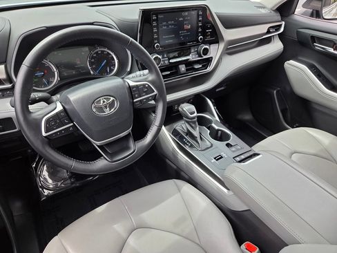 Used 2022 Toyota Highlander XLE FWD image 8