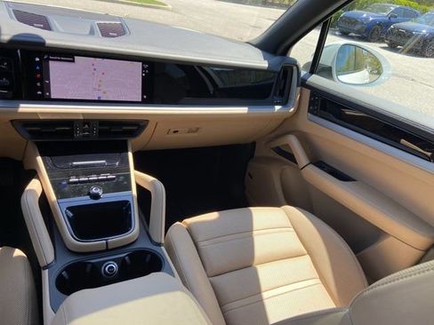 Used 2024 Porsche Cayenne AWD/4WD image 16