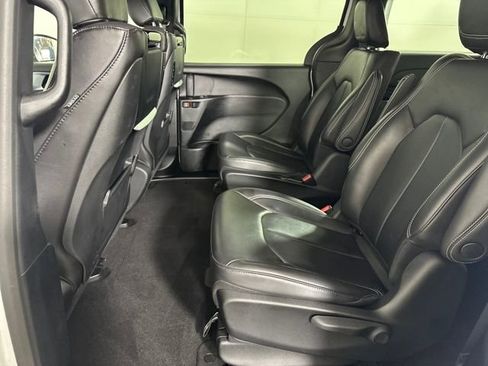 Used 2023 Chrysler Pacifica Touring-L w/ Uconnect Theater Family Group image 25