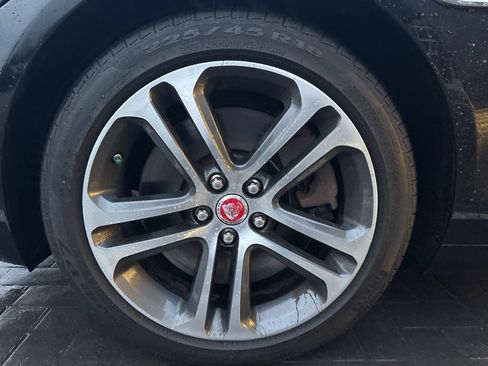 Used 2017 Jaguar XE Premium image 4