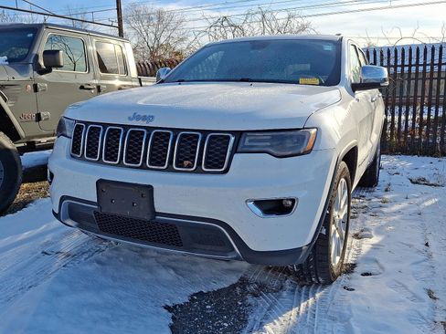 Used 2017 Jeep Grand Cherokee Limited w/ Luxury Group II image 2