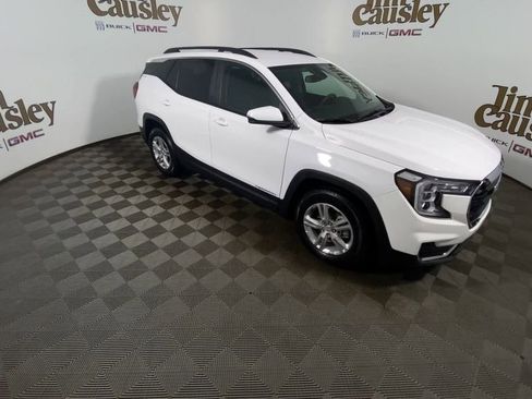 Used 2023 GMC Terrain SLE w/ Driver Convenience Package FWD image 2