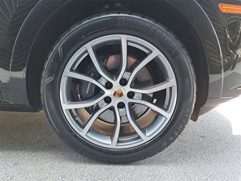 Used 2025 Porsche Cayenne image 12
