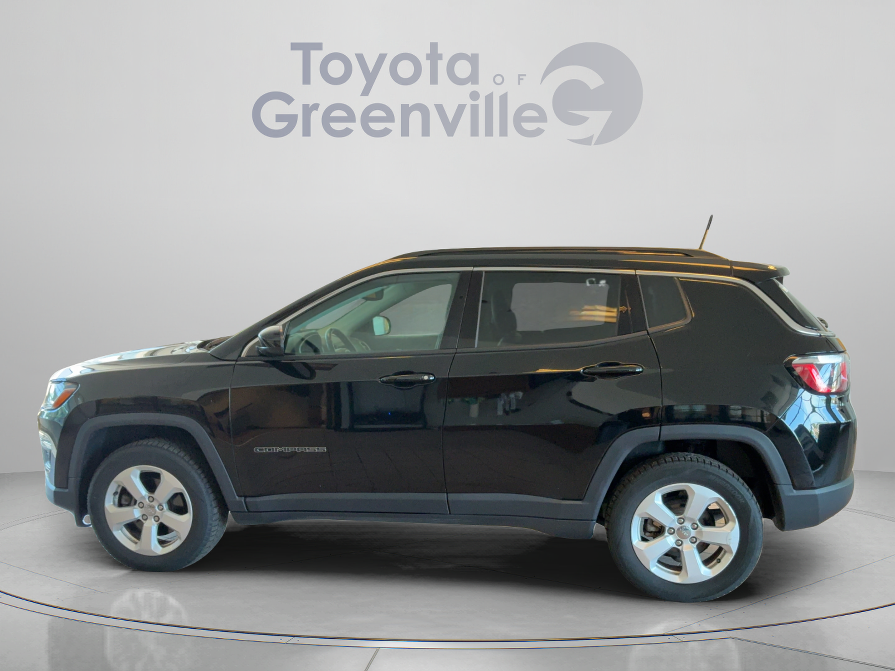Used 2019 Jeep Compass Latitude w/ Popular Equipment Group AWD/4WD image 2