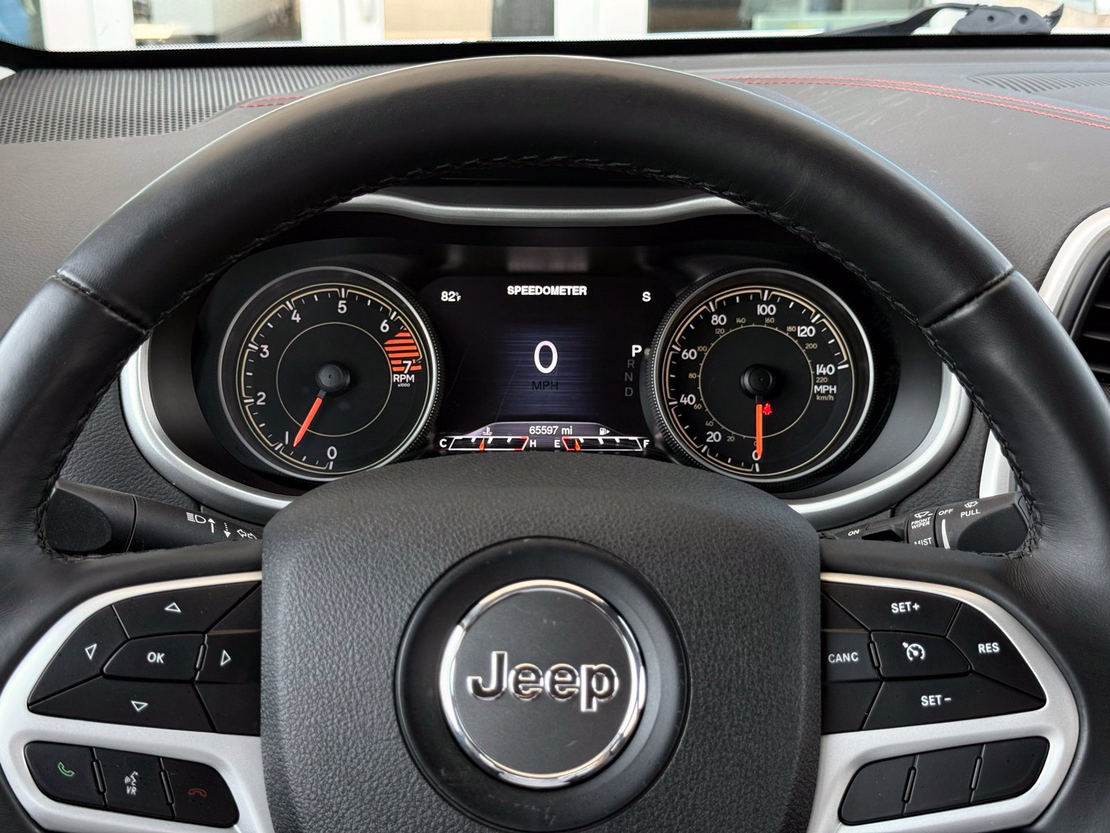 Used 2017 Jeep Cherokee Trailhawk AWD/4WD image 33