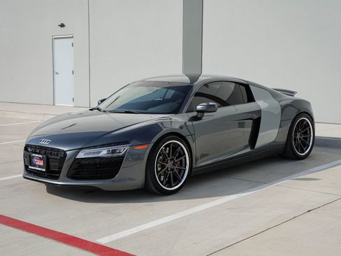 Used 2014 Audi R8 V8 w/ Enhanced Leather Package AWD/4WD image 4