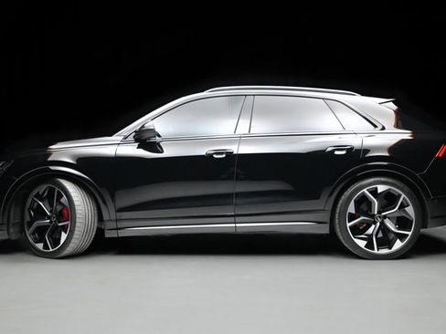 Used 2023 Audi RS Q8 w/ Black Optic Package image 23
