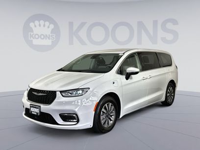 Used 2023 Chrysler Pacifica Touring-L