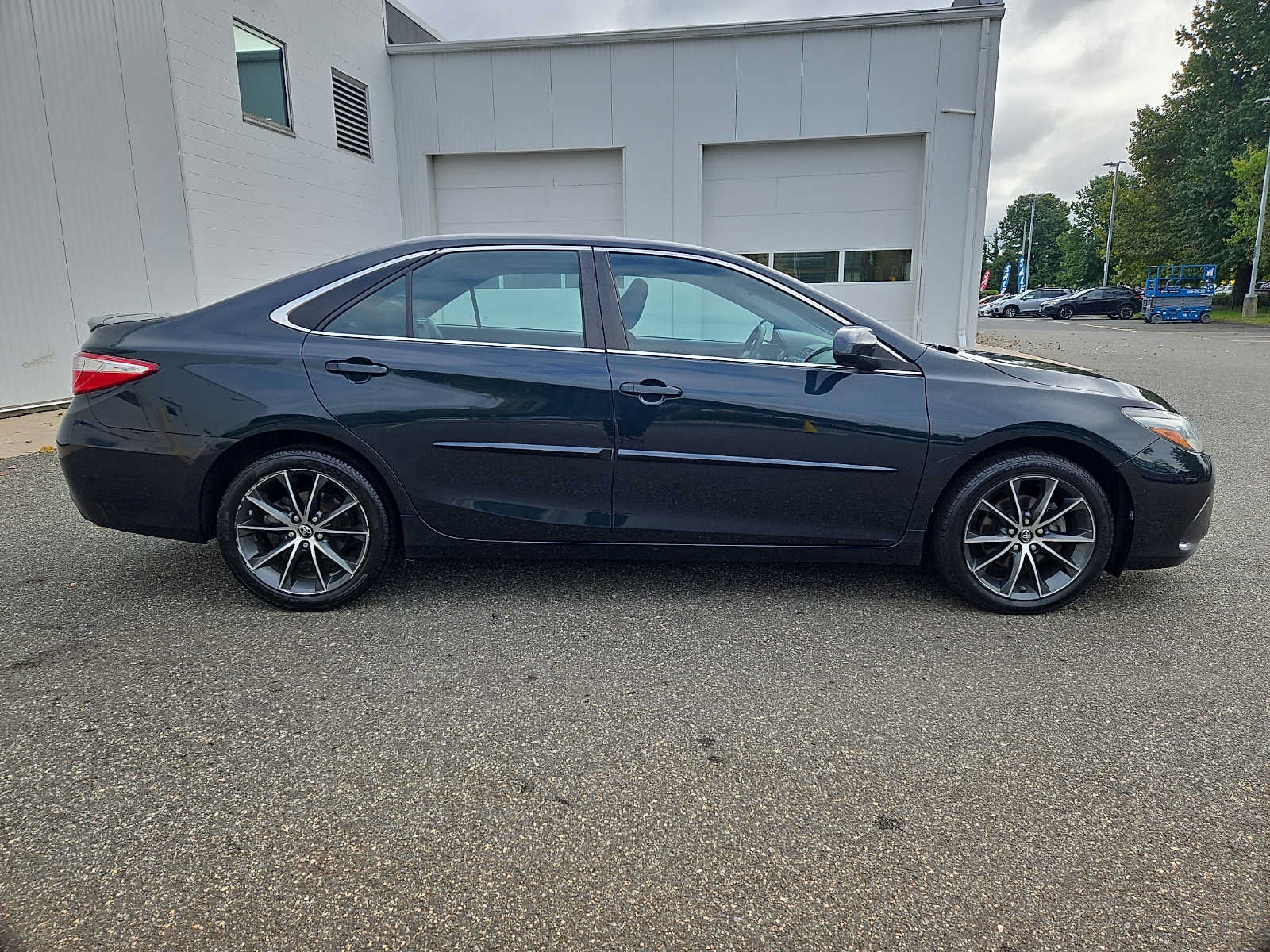 Used 2016 Toyota Camry XSE w/ Moonroof Package FWD image 7