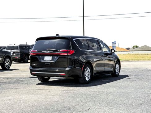 Used 2024 Chrysler Pacifica Touring-L FWD image 10