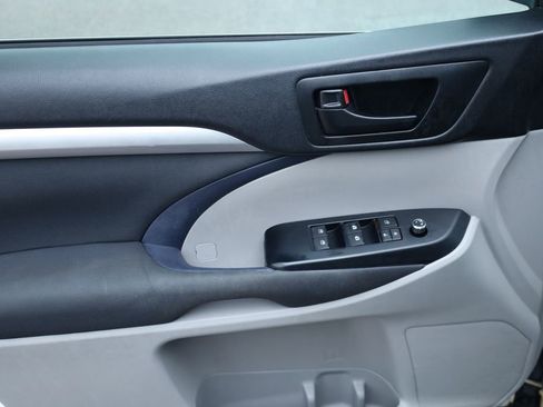 Used 2019 Toyota Highlander LE image 22