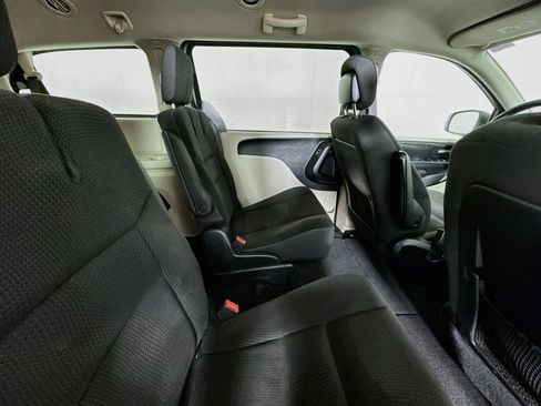 Used 2018 Dodge Grand Caravan SE w/ UConnect Hands-Free Group FWD image 38