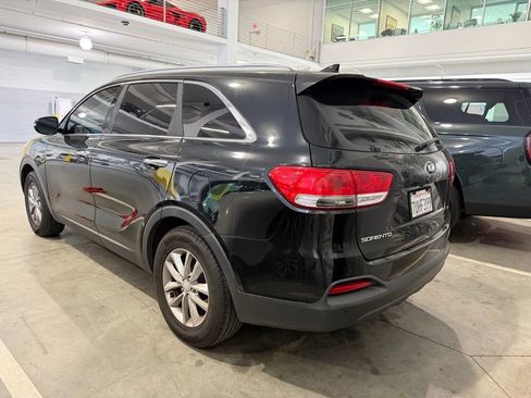 Used 2017 Kia Sorento LX w/ LX Convenience Package image 5