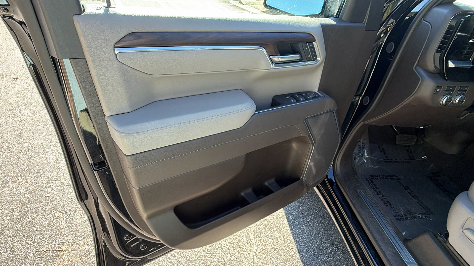 Used 2025 GMC Sierra 1500 SLT AWD/4WD image 14
