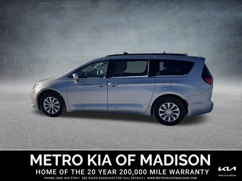 Used 2017 Chrysler Pacifica Touring-L image 4