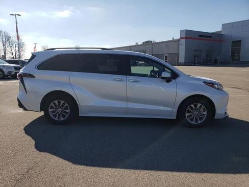Used 2024 Toyota Sienna XLE image 4