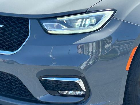 Used 2021 Chrysler Pacifica Touring FWD image 12