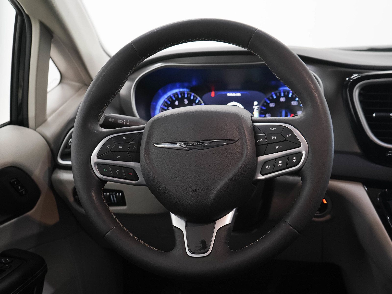 Used 2023 Chrysler Pacifica Touring-L FWD image 21