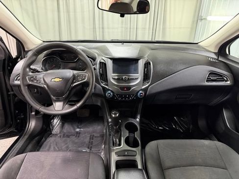 Used 2018 Chevrolet Cruze LT w/ Convenience Package FWD image 12
