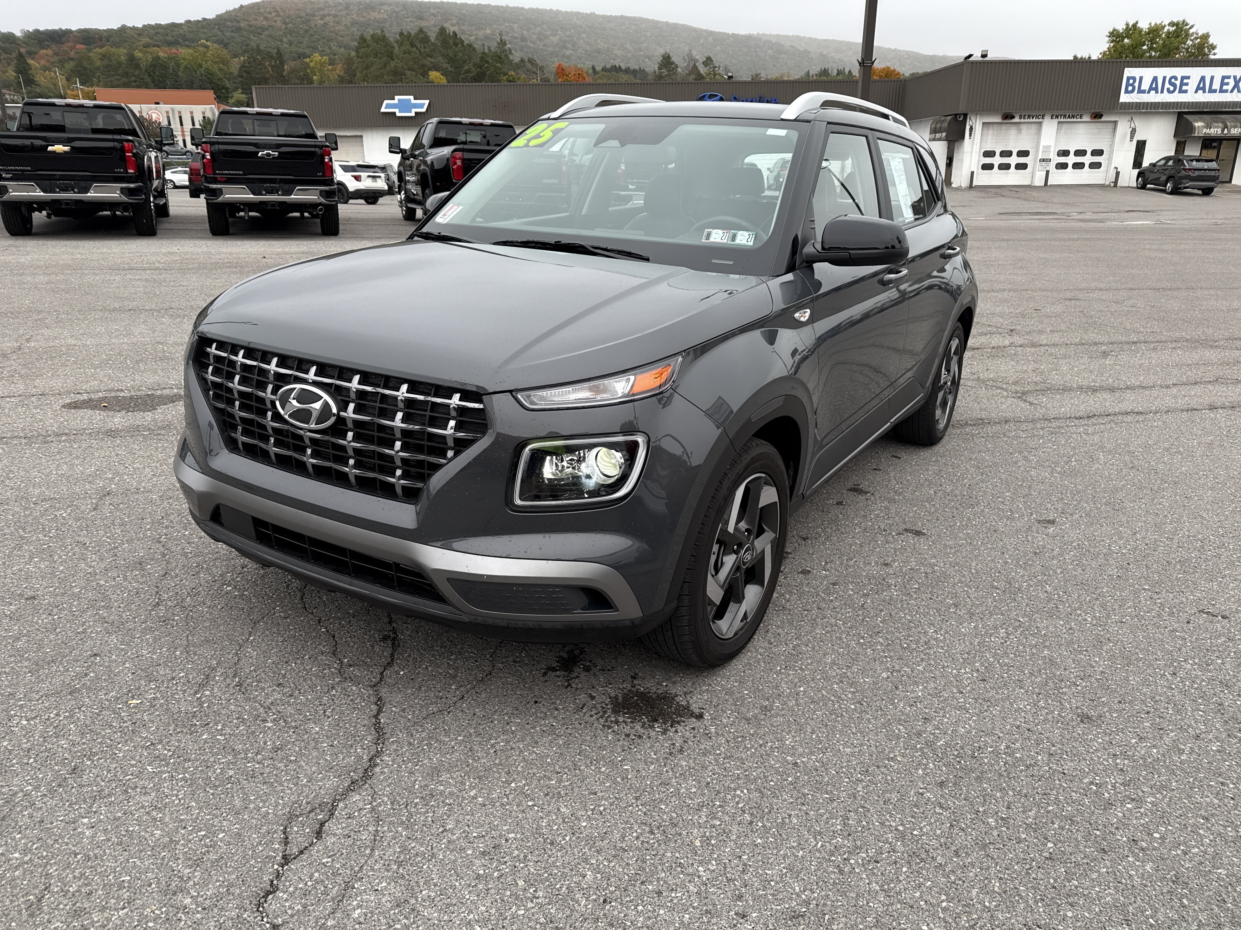Used 2025 Hyundai Venue Limited FWD image 8