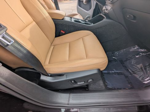 Used 2020 Volvo XC40 T5 Momentum image 14