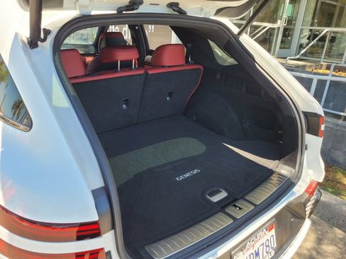 Used 2024 Genesis GV70 3.5T AWD/4WD image 32